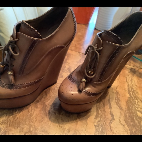 Gucci Oxford Leather Wedge Heels - Picture 2 of 11